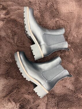 🆕 Universal Thread Gray Chelsea Lug-Soled Ankle Boots